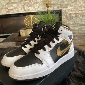 Jordan 1 Mid GS “white gold”